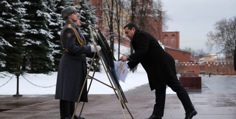 Ο Τσίπρας κατέθεσε στεφάνι και η μπάντα έπαιζε Μαρινέλλα: «Παρ΄το φεγγάρι και καν΄το βέρα μου»