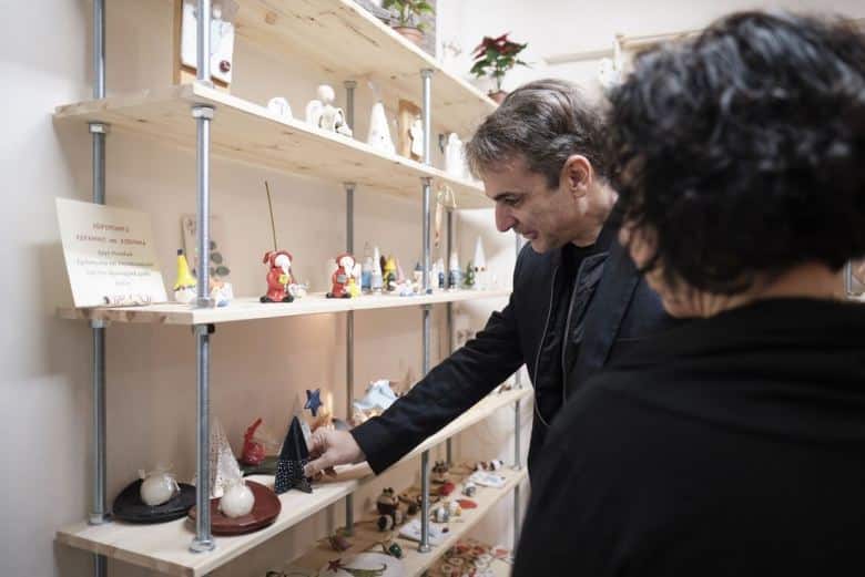 Έμπορος σε Μητσοτάκη: «Ψήφιζα ανέκαθεν ΣΥΡΙΖΑ τώρα όμως θα στηρίξω εσένα» 2 download 2 1