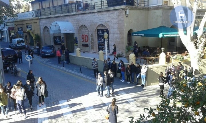 Ρόδος: Πολίτες επιχείρησαν να δείρουν τους κατηγορούμενους για την δολοφονία της Ελένης Τοπαλούδη 5 ee97e3d6db72082ffca209a56634961e