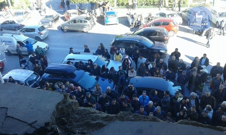 Ρόδος: Πολίτες επιχείρησαν να δείρουν τους κατηγορούμενους για την δολοφονία της Ελένης Τοπαλούδη 12 ffbf5cb1af02c90d1735b74e1a0de1a9