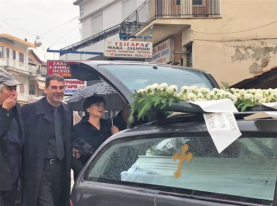 Θρήνος στο Διδυμότειχο: Το τελευταίο αντίο στην 21χρονη Ελένη Τοπαλούδη 3 mana-kideia02