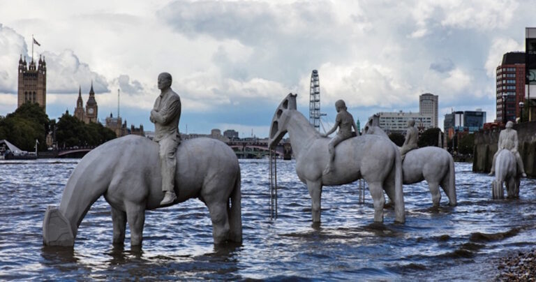 Τα εντυπωσιακά αγάλματα που είναι ορατά μόνο δυο ώρες την ημέρα