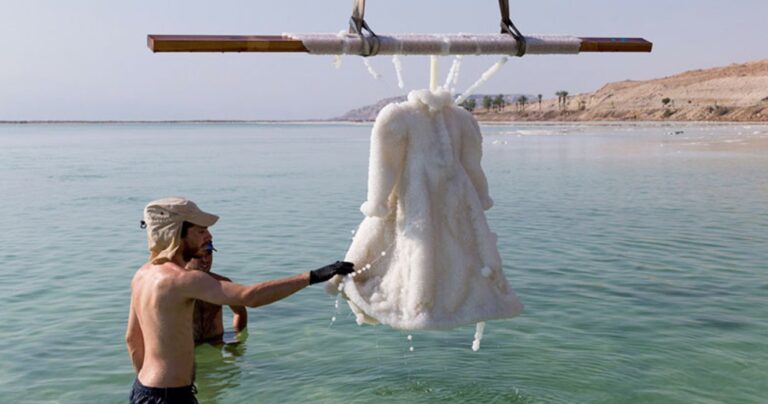 Βύθισε ένα φόρεμα για 2 χρόνια στη Νεκρά Θάλασσα σήμερα είναι ένα κρυστάλλινο αριστούργημα