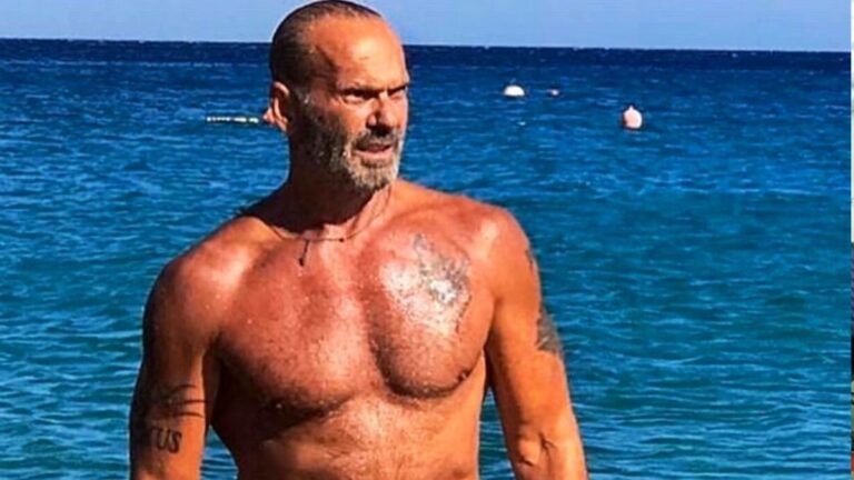 Πέτρος Κωστόπουλος: Πήδηξε με τον γιο του από βράχο στη Μύκονο!