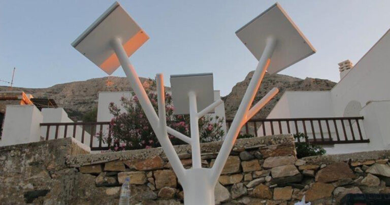 Στη Σίφνο φορτίζουν κινητά και τάμπλετ από ηλιακό δέντρο στο λιμάνι