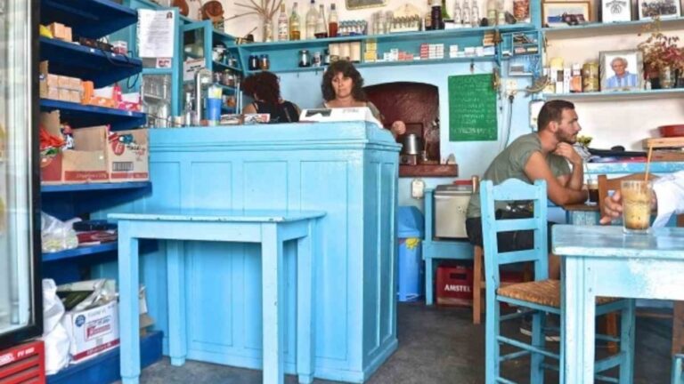 Ένα Ικαριώτικο καφενείο στα 20 πιο όμορφα καφενεία της Ελλάδας
