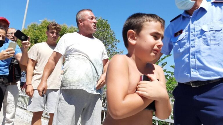 Κακαβιά: Εξαντλημένο αγοράκι με το διαβατήριο στην αγκαλιά του