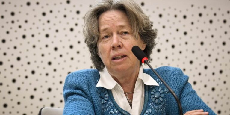 Αθηνά Λινού: «Μάσκα παντού εκτός σπιτιού»