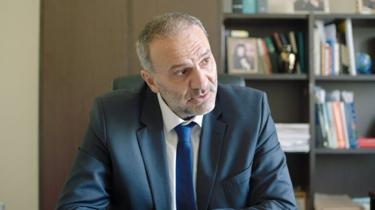 Πρώην υπουργός του Τσίπρα πιστεύει ότι το εμβόλιο θα έχει τσιπάκι!