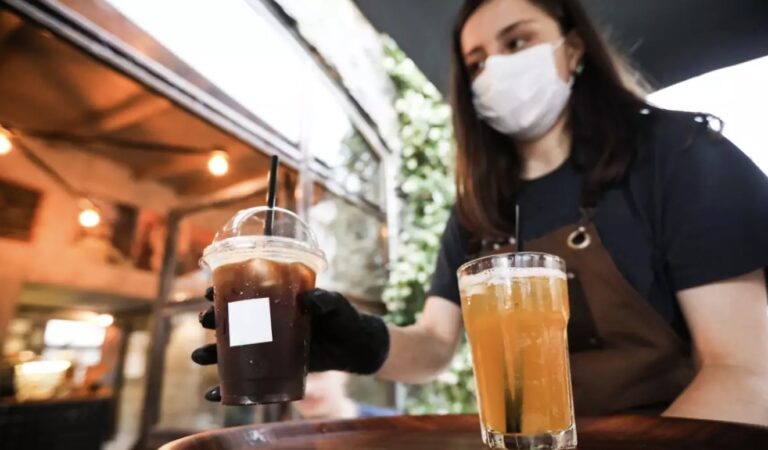 Κορονοϊός: Πρακτικές συμβουλές για να μην κολλήσεις σε μπαρ, ταβέρνα, ή καφετέρια