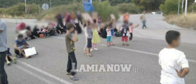 Θερμοπύλες: Καθιστική διαμαρτυρία προσφύγων στο δρόμο – «θέλουμε τα δικαιώματά μας»
