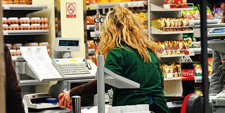 Να έχει η κόρη μου 3 πτυχία και να δουλεύει ταμίας σε σουπερμάρκετ; Είναι κράτος αυτό;