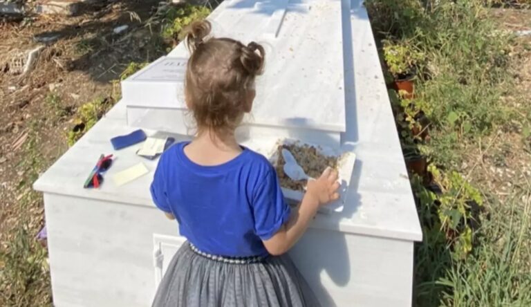 Θεοδώρα Βουτσά: Έκανε τρισάγιο στον τάφο του πατέρα της Κώστα Βουτσά, με την κόρη της