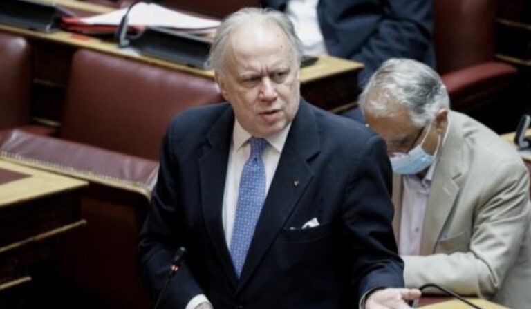 Έχασε τα μαλλιά του ο Γιώργος Κατρούγκαλος – Σοκ με το πρόβλημα υγείας του