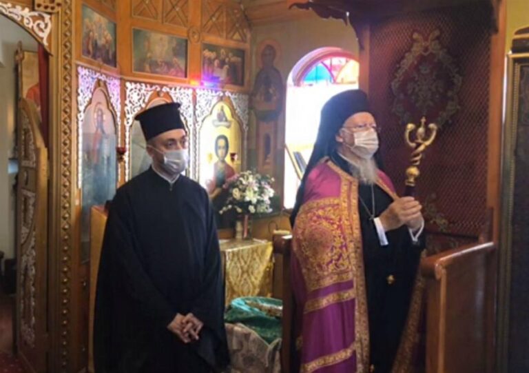 Φορώντας μάσκα τέλεσε την Θεία Λειτουργία ο Οικουμενικός Πατριάρχης