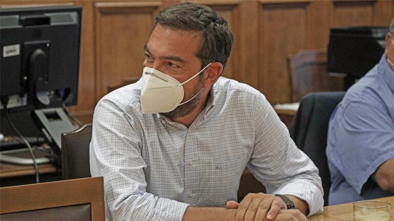 Ο Τσίπρας άφησε μούσι και είναι πιο σέξι από ποτέ