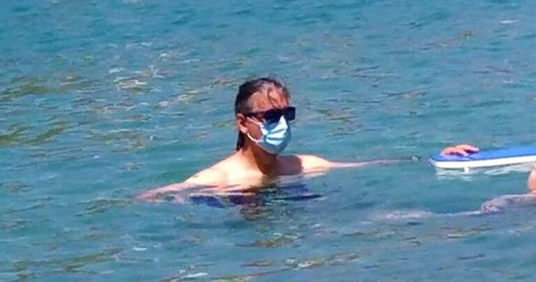 Κεφαλλονιά:  Έκανε μπάνιο στη θάλασσα με χειρουργική μάσκα