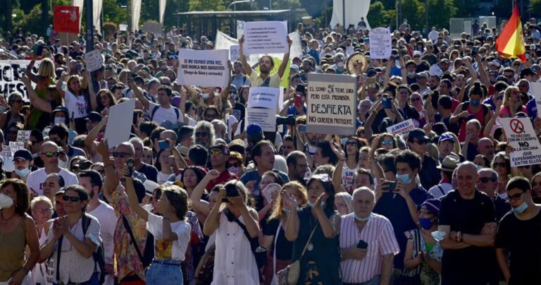 Ισπανία: Χιλιάδες κόσμος διαδήλωσε κατά της μάσκας, του εμβολίου και του 5G