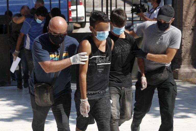 Στον Εισαγγελέα οι έξι συλληφθέντες για εμπρησμό του ΚΥΤ Μόριας