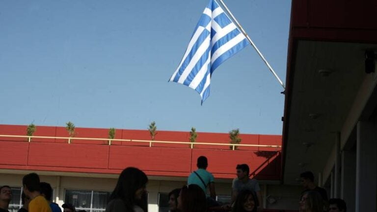 Νέα Μουδανιά: Μάσκες, υποχρεωτική προσευχή και εθνικό ύμνο ζητούν μαθητές