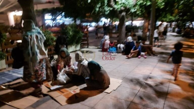 Απίστευτος συνωστισμός μεταναστών στην Βικτώρια – Εστία κορονοϊού στην Αθήνα