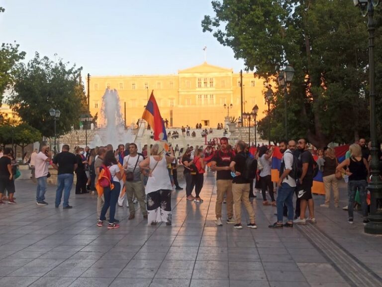 Συγκέντρωση Ρώσων και Αρμενίων στο Σύνταγμα για το Ναγκόρνο-Καραμπάχ