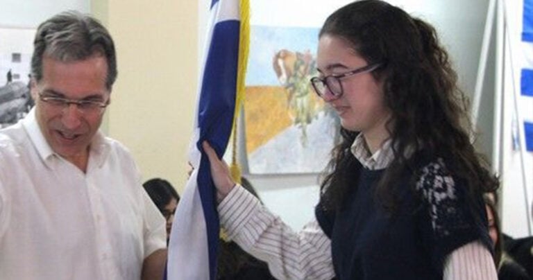 Αλβιόνα Μάντσο: Το παιδί μεταναστών που «έσπασε τα κοντέρ» στις πανελλήνιες χωρίς φροντιστήριο