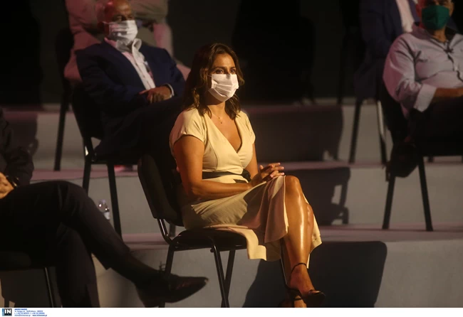 Υπέρκομψες παρουσίες στην ομιλία Τσίπρα - Οι κυρίες με τα μίνι που έκλεψαν τις εντυπώσεις 1 μπαζιανα