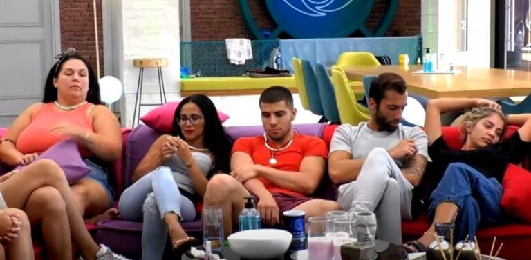 Ξεφτίλα… Big Brother: Παίκτρια πιάνει τα επίμαχα σημεία συμπαίκτη της