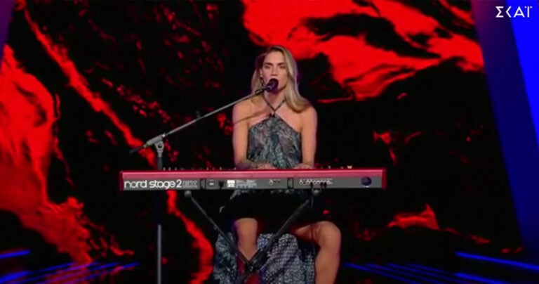 The Voice: Η καλλονή Αντωνία Καούρη με την φωνάρα και το ατύχημα με το διάφανο φόρεμα