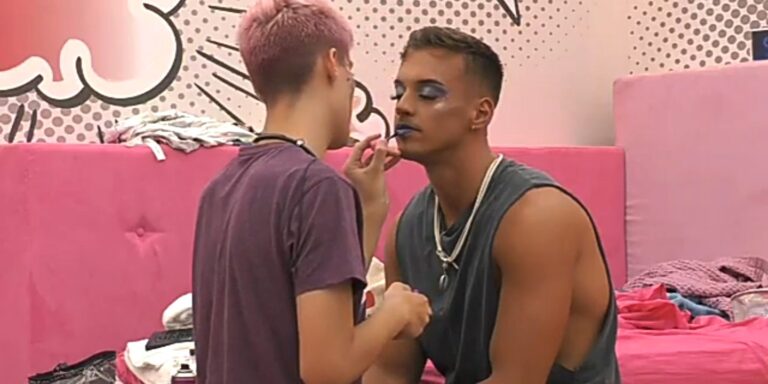 Big Brother: Ο Θέμης μακιγιάρει άνδρα συμπαίκτη του και προκαλεί αντιδράσεις