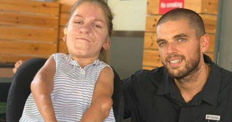 Στην κορυφή του Ολύμπου κουβαλώντας στην πλάτη του κοπέλα με κινητικά προβλήματα