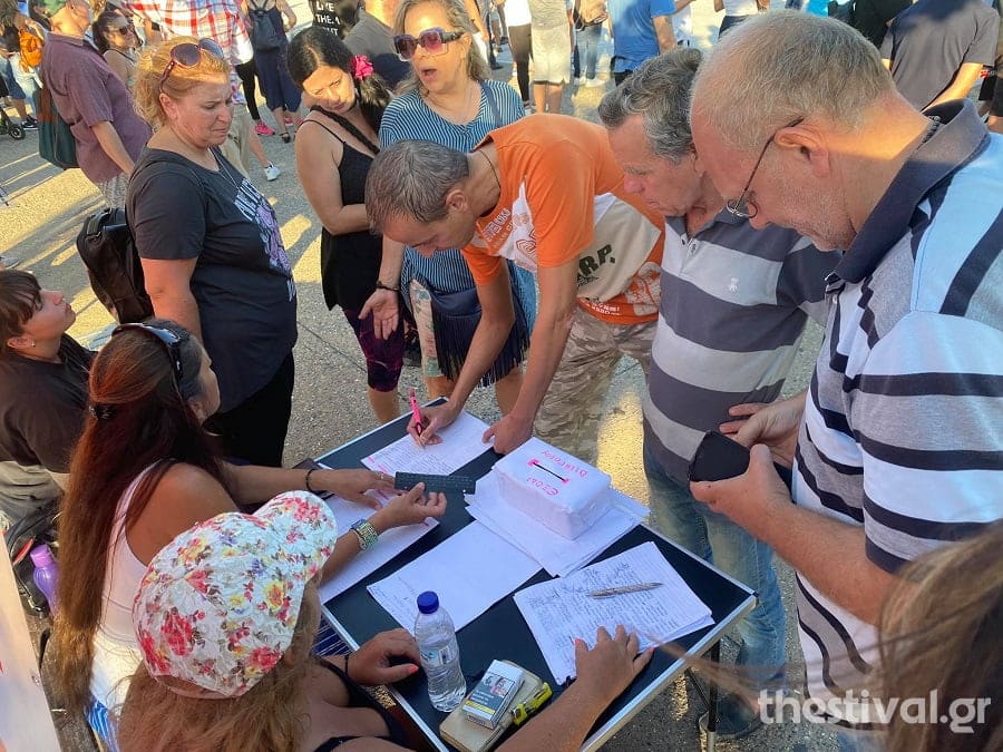 ΤΩΡΑ στη Θεσσαλονίκη: Γονείς διαδηλώνουν κατά της χρήσης μάσκας στα σχολεία 2 diamartiria1