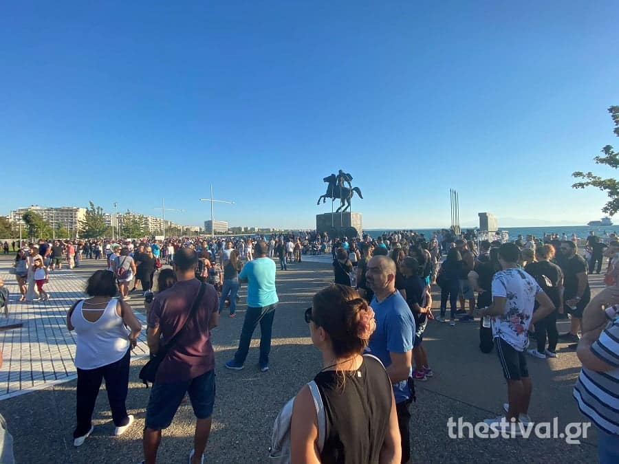 ΤΩΡΑ στη Θεσσαλονίκη: Γονείς διαδηλώνουν κατά της χρήσης μάσκας στα σχολεία 1 diamartyria 3