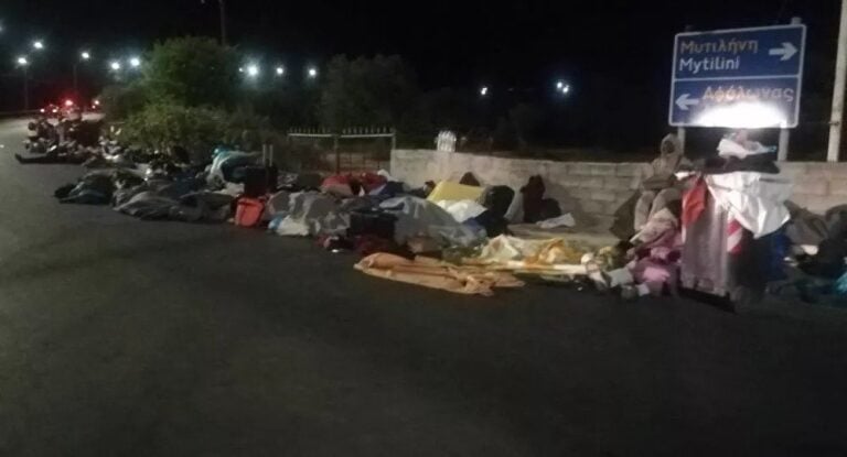 Βίντεο: Η νύχτα στη Μόρια – Πρόσφυγες και μετανάστες στήνουν σκηνές στα πεζοδρόμια