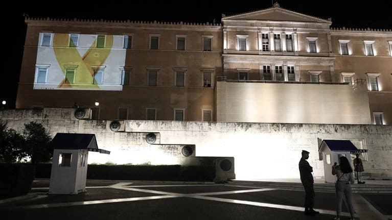 Βουλή: Φωταγωγήθηκε με την «Χρυσή Κορδέλα» – Για τη μάχη κατά του παιδικού καρκίνου