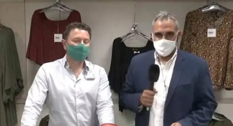 Τι λέει ο άνθρωπος που έφτιαξε τις τεράστιες μάσκες για τους μαθητές