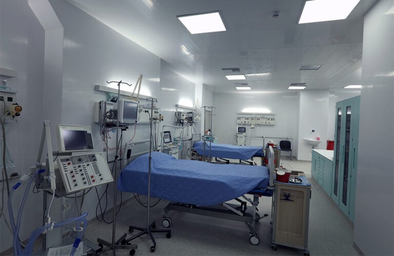Κοντά στο 100% η πληρότητα στις ΜΕΘ σε 4 νοσοκομεία αναφοράς για κορονοϊό στην Αττική