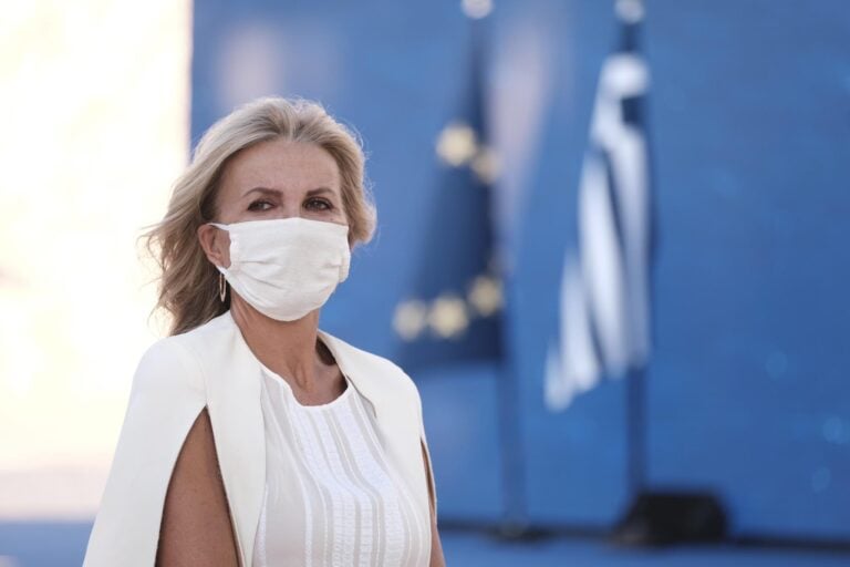 Αρχαιοελληνικό σικ με λευκή κάπα για τη Μαρέβα