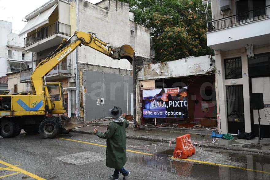 Ιστορικός οίκος ανοχής στη Λάρισα γκρεμίστηκε με live μπουζούκια: «Ηλία ρίχτο… όλα είναι δρόμος» 4 oikos4