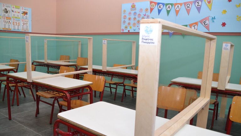 Ανοίγουν αύριο σχολεία με πλέξιγκλας στα θρανία και θερμικές πύλες εισόδου