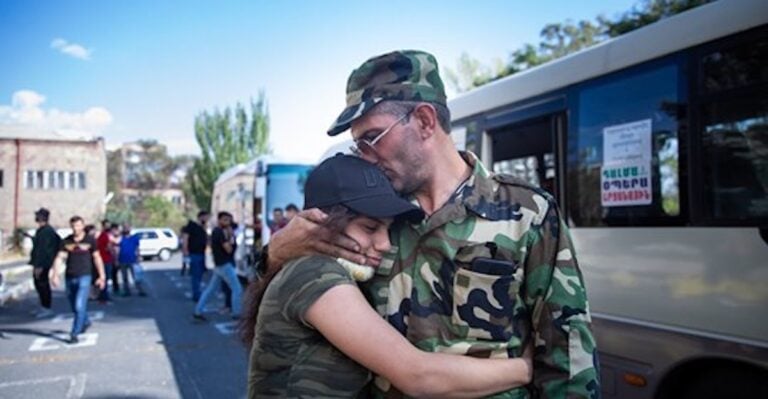 Χιλιάδες Αρμένιοι εθελοντές αποχαιρετούν τους δικούς τους για να βρεθούν στο μέτωπο
