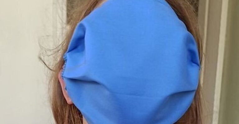 Καταγγελίες γονέων: «Έδωσαν μάσκες «αλεξίπτωτα» έδωσαν στα παιδιά μας»