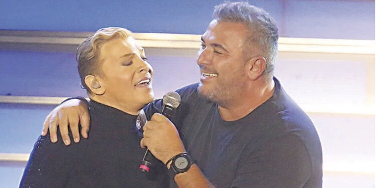 Ο Αντώνης Ρέμος εμφανίστηκε με… παραπάνω κιλά στην παράσταση του Ζαχαράτου στο Άλσος