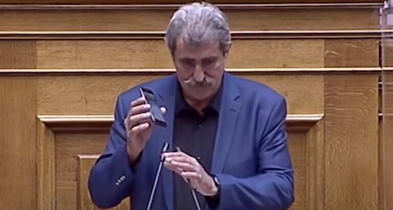 O Πολάκης έβαλε να παίξει Καζαντζίδη στο μικρόφωνο της βουλής