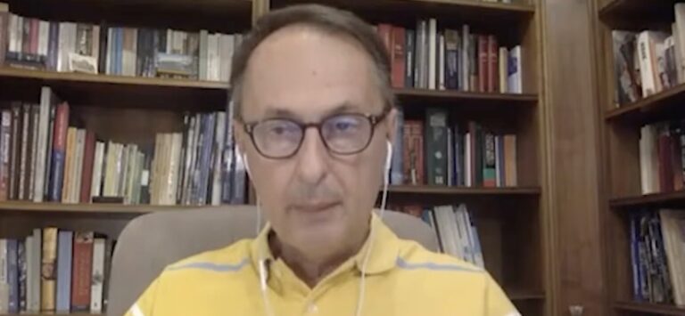 Σύψας: «Mην φιλάτε, μην αγκαλιάζετε τα παιδιά σας μέσα στο σπίτι σας»