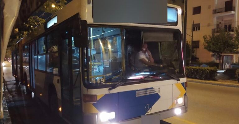 Ελλάδα 2020: Οδηγός λεωφορείου χωρίς μάσκα μιλάει στο κινητό ενώ οδηγεί 