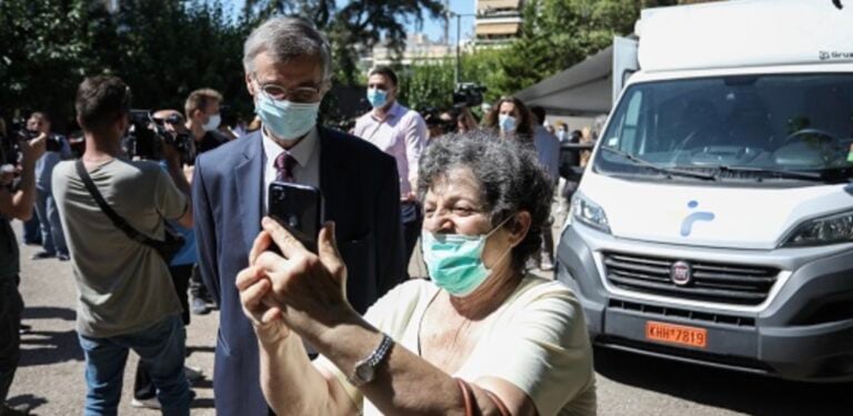 Ο Σωτήρης Τσιόδρας έβγαλε σέλφι με γιαγιά θαυμάστρια