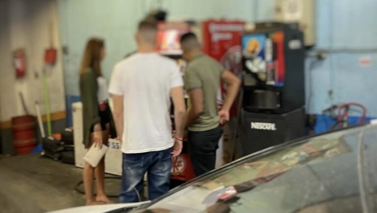 Κορονοϊός: Βρήκαν τρόπο οι Έλληνες νέοι να αγοράζουν αλκοόλ μετά τις 12!