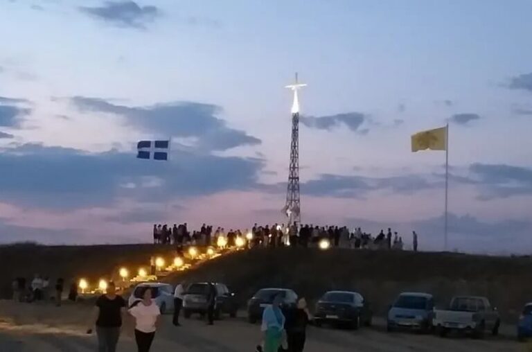 Τεράστιος Τίμιος Σταυρός τοποθετήθηκε στον Έβρο: Φαίνεται από χιλιόμετρα μακριά στην Τουρκία